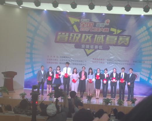 (左三 张文静)